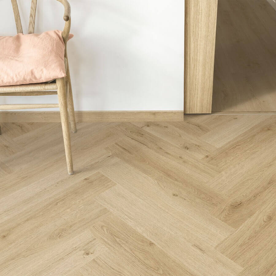 Quick Step Ciro AVHBU40362 Botanisch Beige pvc vloer, visgraatpatroon in botanisch beige, ideaal voor een rustig en stijlvol interieur