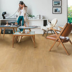 Quick Step Liv SGSPC20311 Satijn Eik Medium Naturel pvc vloer, subtiele houtstructuur in medium naturel, ideaal voor een elegant interieur