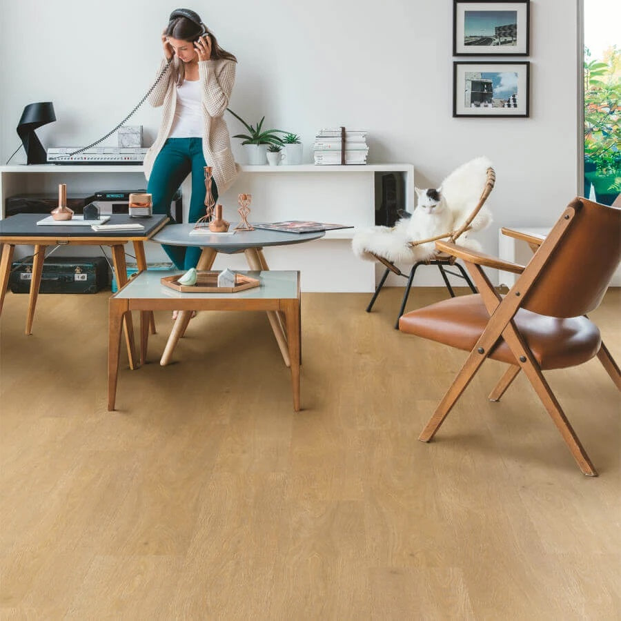Quick Step Liv SGSPC20311 Satijn Eik Medium Naturel pvc vloer, subtiele houtstructuur in medium naturel, ideaal voor een elegant interieur